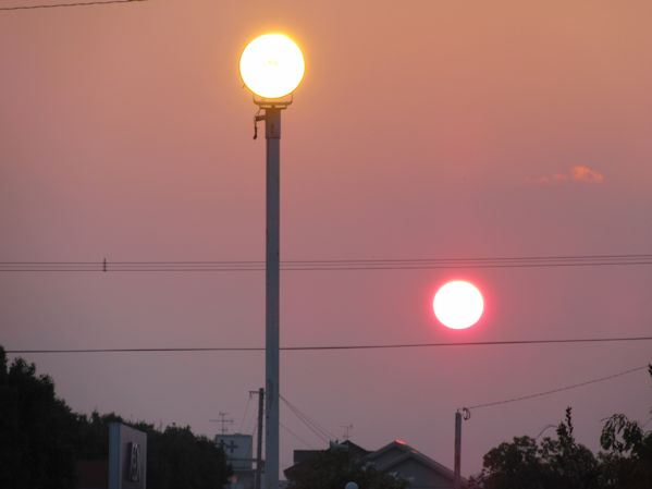 電球と夕日